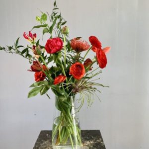 Een boeket met rode bloemen